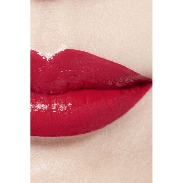 CHANEL Rouge Coco bloom Mitrinoša un apjomu palielinoša lūpu krāsa
