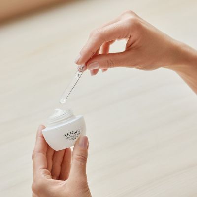 SENSAI Absolute Silk Illuminative Krēms sejas mirdzumam