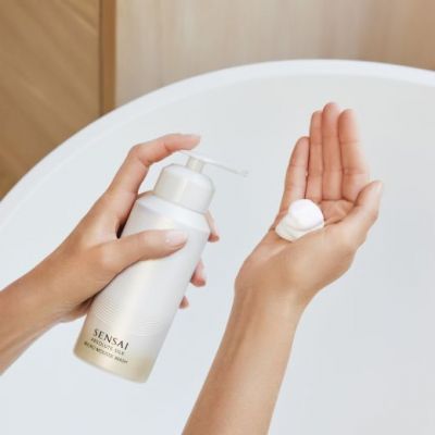 SENSAI ABSOLUTE SILK Micro Mousse Wash Putojošs sejas attīrīšanas līdzeklis