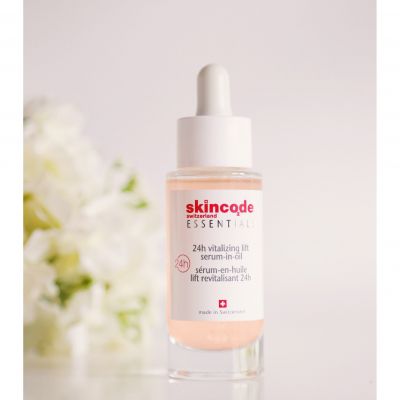 SKINCODE Essentials 24H Vitalizing Lift Serum in Oil Nostiprinošs un mitrinošs sejas serums