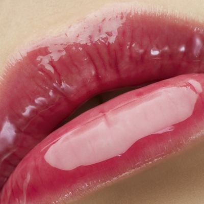 YVES SAINT LAURENT Loveshine Plumping Lip Oil Gloss Apjomu palielinošs lūpu spīdums