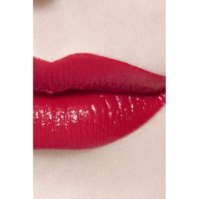 CHANEL Rouge Coco bloom Mitrinoša un apjomu palielinoša lūpu krāsa