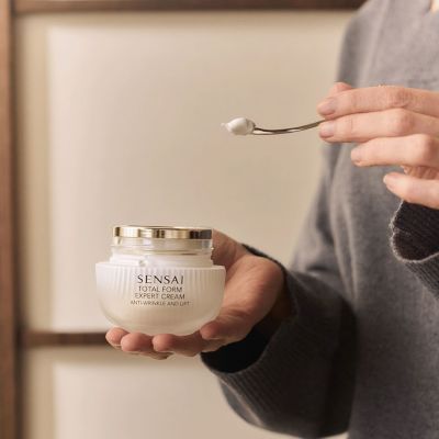 SENSAI Total Form Expert Cream Pretgrumbu sejas krēms